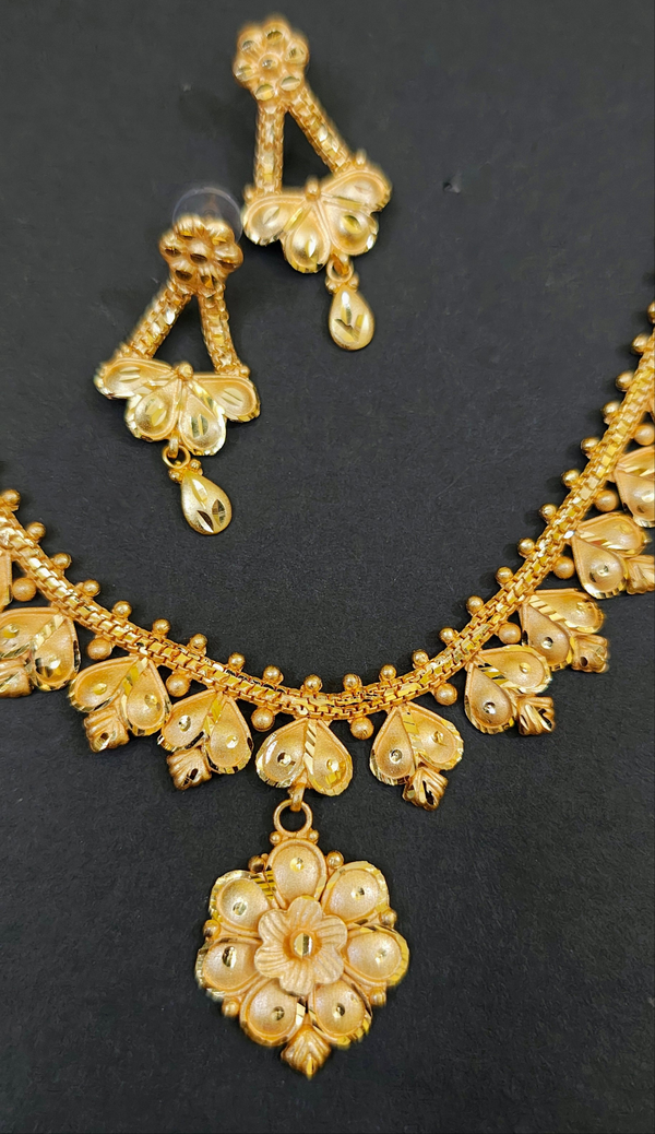 Neckpiece simple elegant