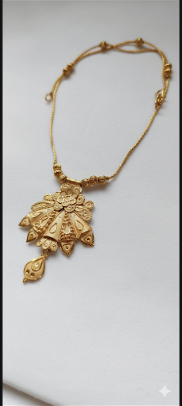 Neckpiece simple elegant