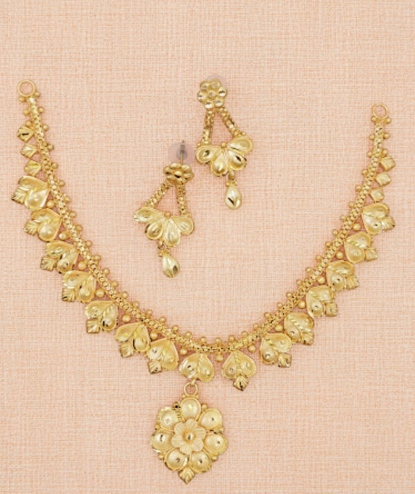 Neckpiece simple elegant