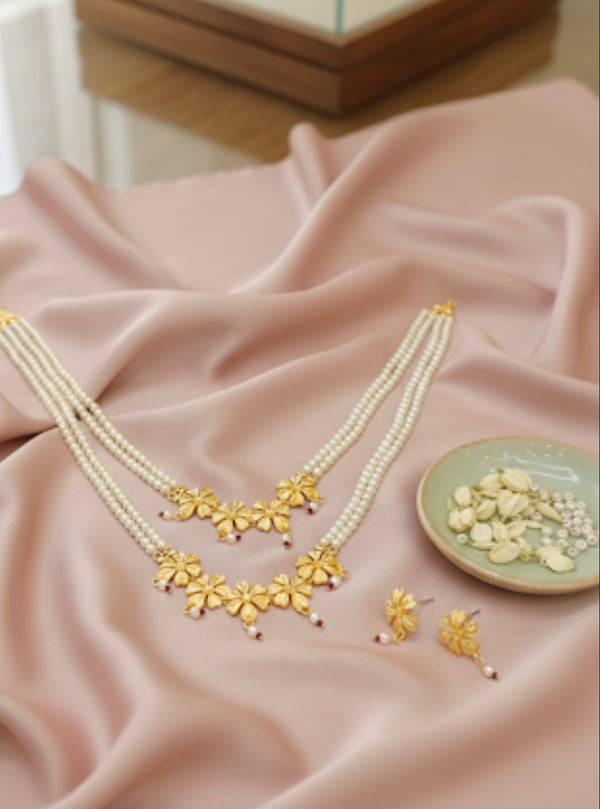 Pearl neckpiece