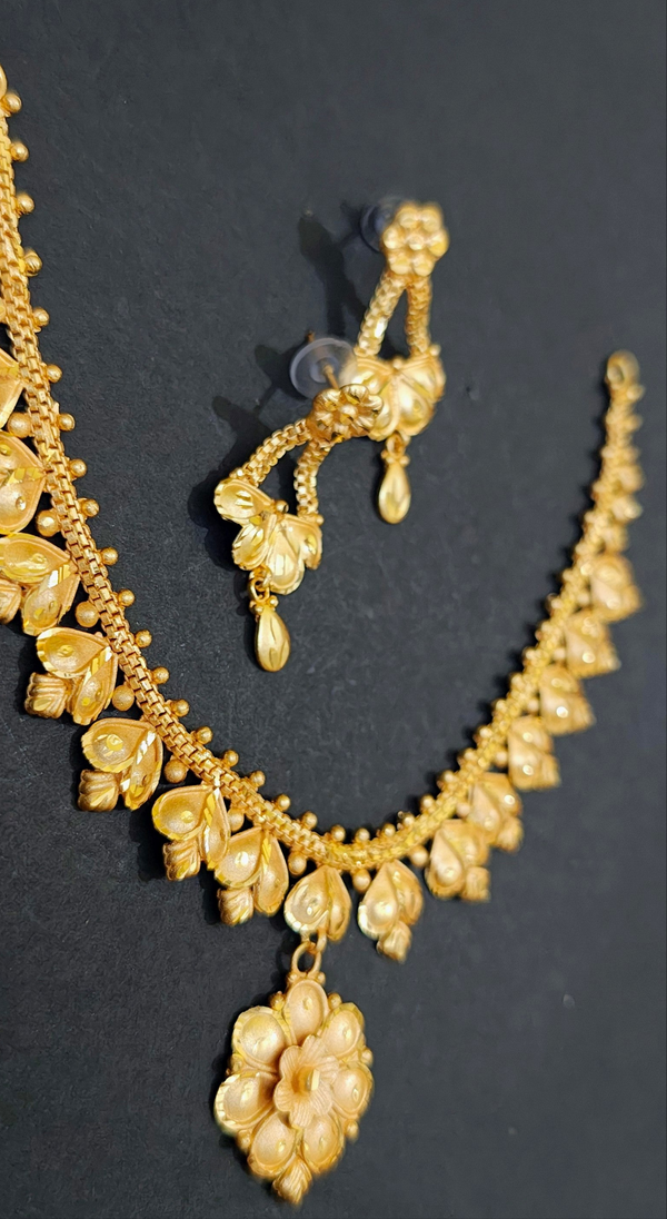 Neckpiece simple elegant