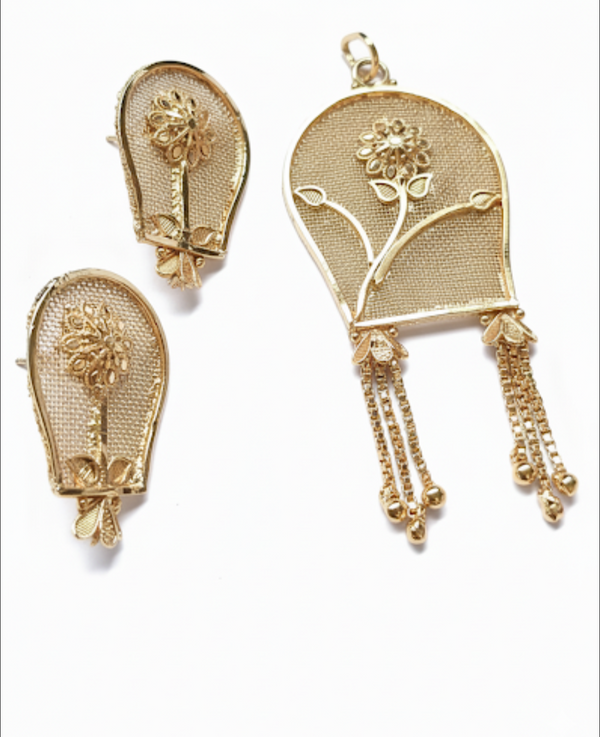 Pendant and earing set